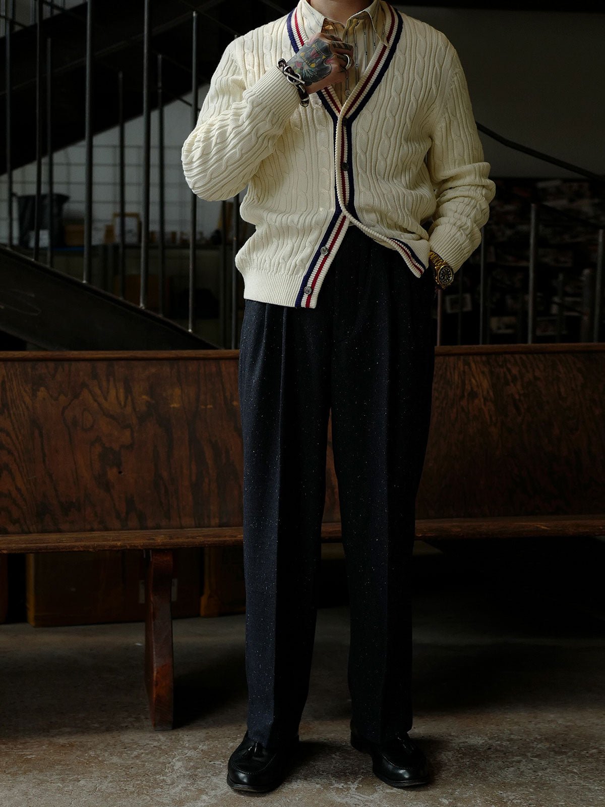 詳細画像: クリケットセーターのストライプとVネックディテール、コットンカシミヤ混紡素材の質感
モデル画像: 学院風スタイルのアイビー風Vネッククリケットセーターの着用イメージ
