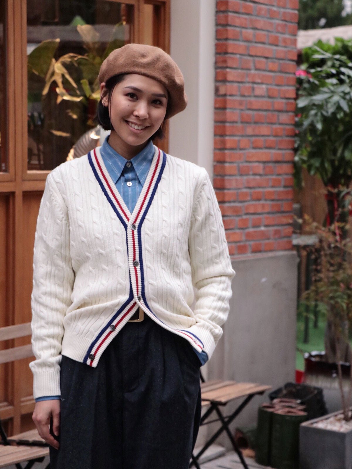 詳細画像: クリケットセーターのストライプとVネックディテール、コットンカシミヤ混紡素材の質感
モデル画像: 学院風スタイルのアイビー風Vネッククリケットセーターの着用イメージ
