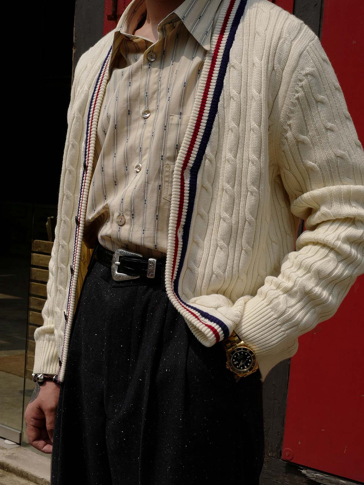 詳細画像: クリケットセーターのストライプとVネックディテール、コットンカシミヤ混紡素材の質感
モデル画像: 学院風スタイルのアイビー風Vネッククリケットセーターの着用イメージ
