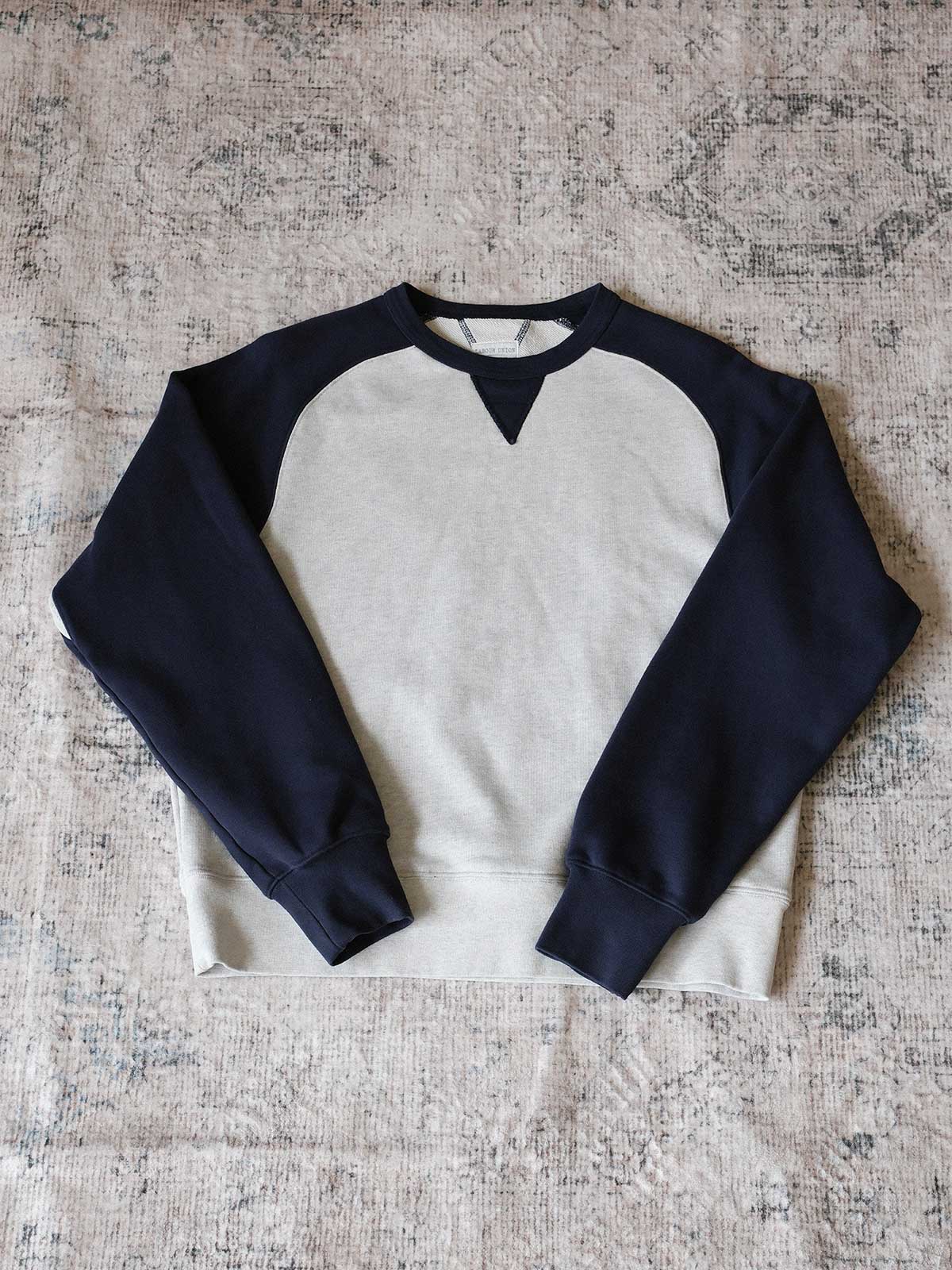 製品画像: アメカジヴィンテージパッチワークプルオーバースウェットの正面画像。ヴィンテージ感とパッチワークデザインが際立つ
詳細画像: パッチワークデザインのディテールが強調されたスウェットのクローズアップ画像