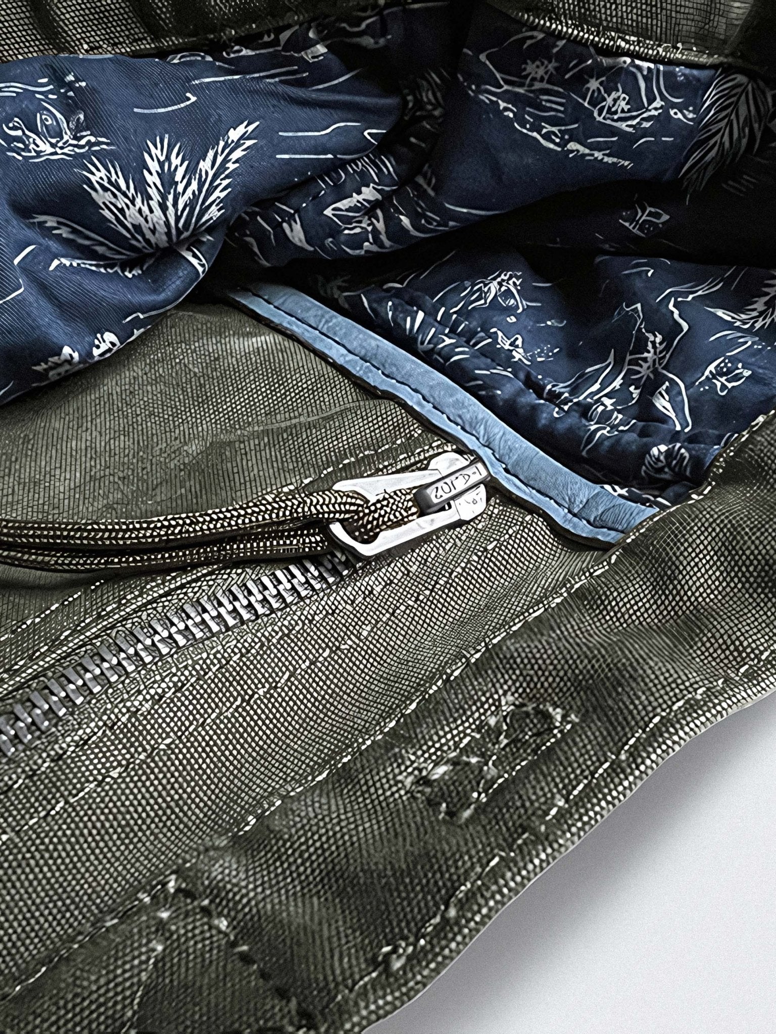 トートバッグのハワイパターン詳細、ヤシの木と海島デザイン、内部のドリンクホルダースロットと独立したジッパーポケット