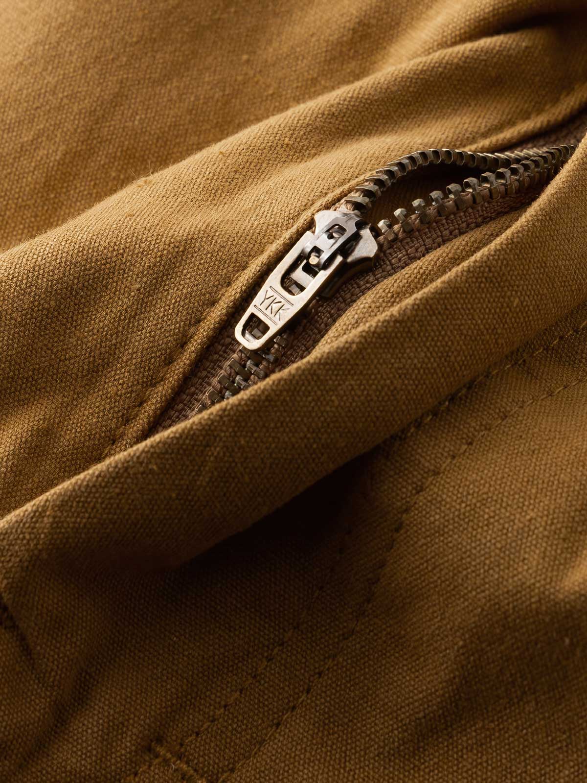 取り外し可能なサスペンダーとアルミニウム合金バックルのクローズアップ