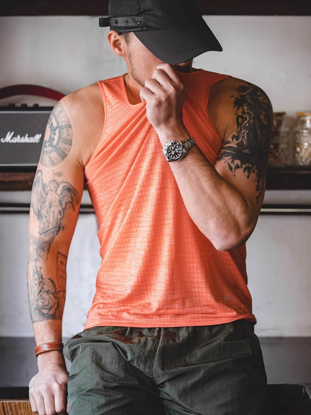 モデルがクーリング機能付きタンクトップを着用し、アクティブなポーズをとっている。