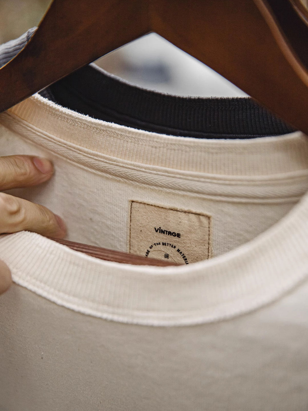 ヘビーウェイトのコットンハスク素材の詳細とダブルレイヤーのアームホールのクローズアップ。素材の厚みと耐摩耗性を強調し、デザインの階層感を示しています。