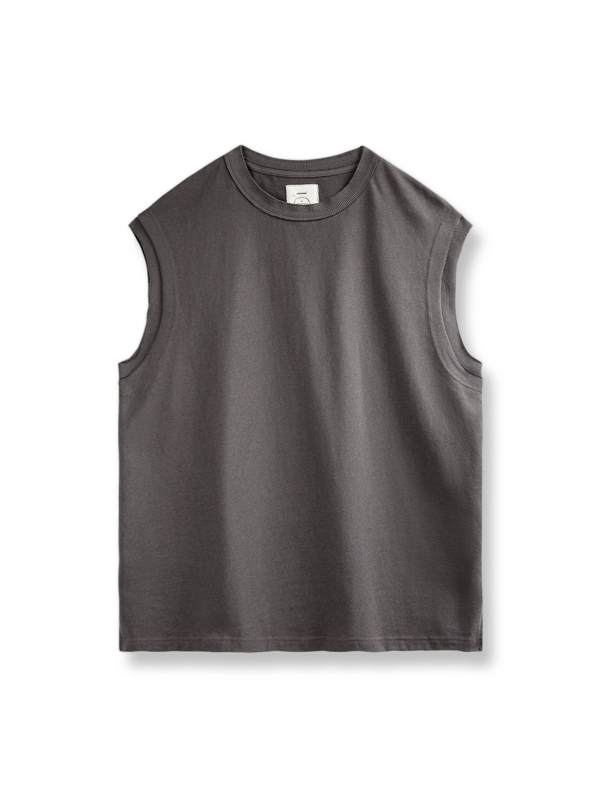 カリフォルニアスタイルのリラックスフィット、ヘビーウェイトコットンハスクで作られたワイドショルダーのスリーブレスTシャツの正面ビュー。シックで耐久性のあるデザインが特徴で、夏の涼しさと快適さを提供します。
