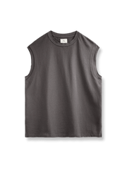 カリフォルニアスタイルのリラックスフィット、ヘビーウェイトコットンハスクで作られたワイドショルダーのスリーブレスTシャツの正面ビュー。シックで耐久性のあるデザインが特徴で、夏の涼しさと快適さを提供します。