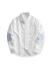 製品画像: パッチワークデザインが施されたオックスフォードシャツの正面全体展示。