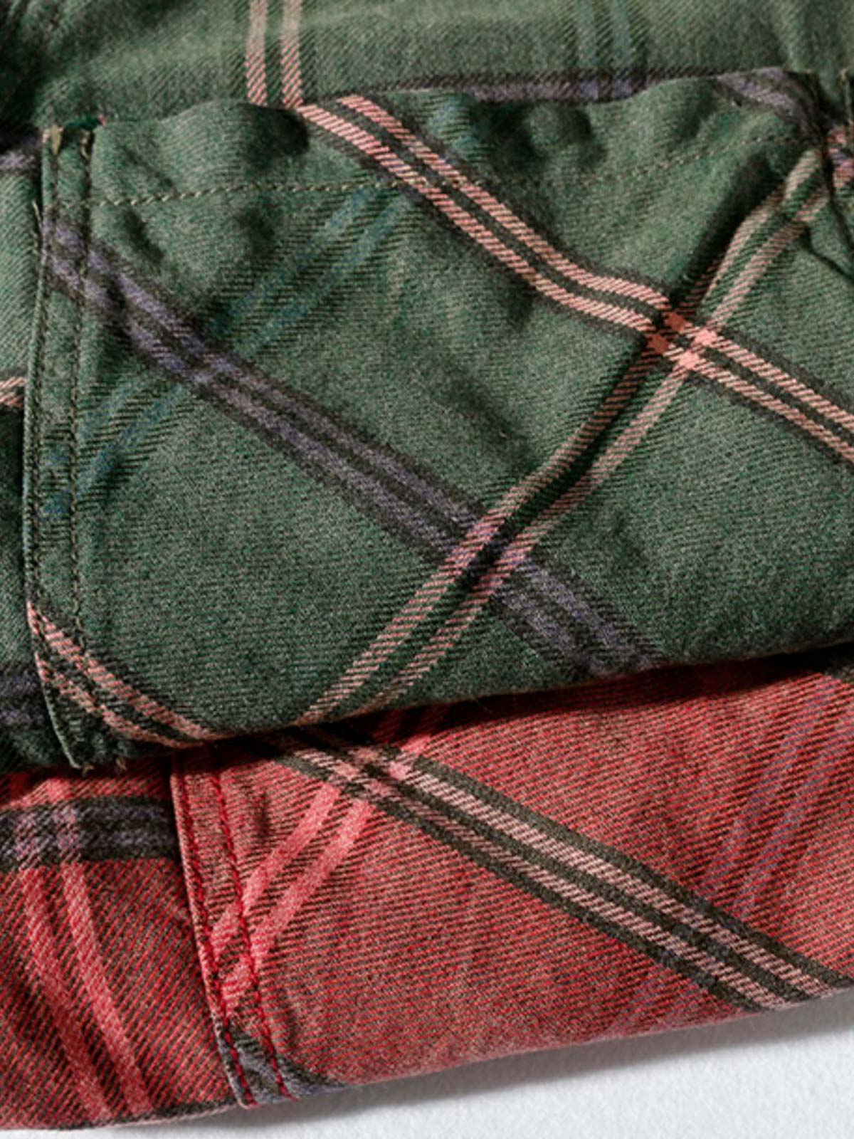 製品画像: ウォッシュ加工起毛チェック柄ワークシャツの全体展示 詳細画像: 大きなワークポケットとメタルの刻印入りボタンのディテール