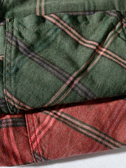 製品画像: ウォッシュ加工起毛チェック柄ワークシャツの全体展示 詳細画像: 大きなワークポケットとメタルの刻印入りボタンのディテール