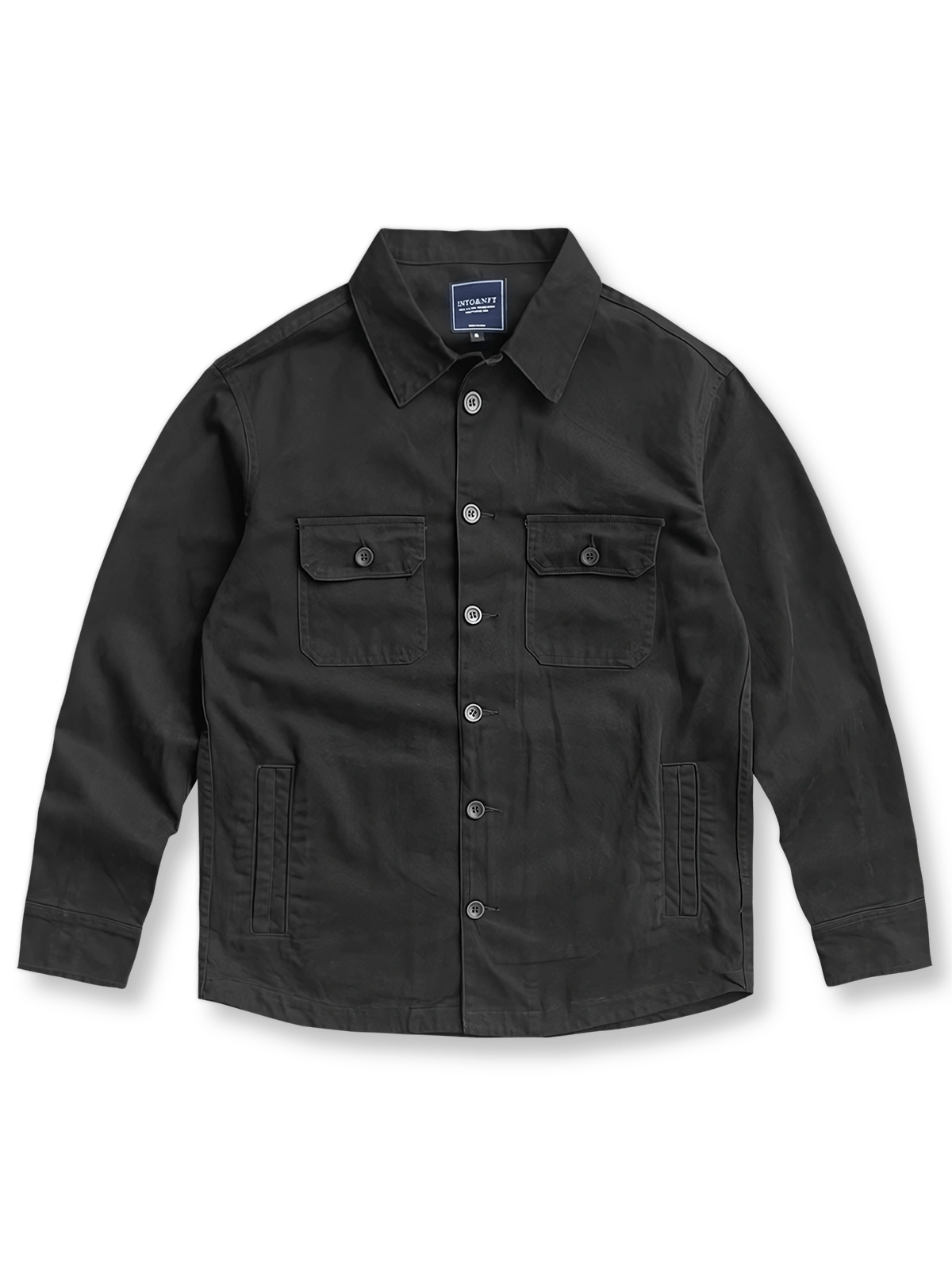 製品画像: コットン100%のウォッシュ加工多ポケットワークジャケット正面ビュー。厚手の生地と、実用性の高い多ポケットデザインが特徴で、秋冬の保温性を提供。
詳細画像: ワークジャケットのディテール特写。耐久性を高めるためのウォッシュ加工生地と、便利な多ポケットデザインがはっきりと見える。