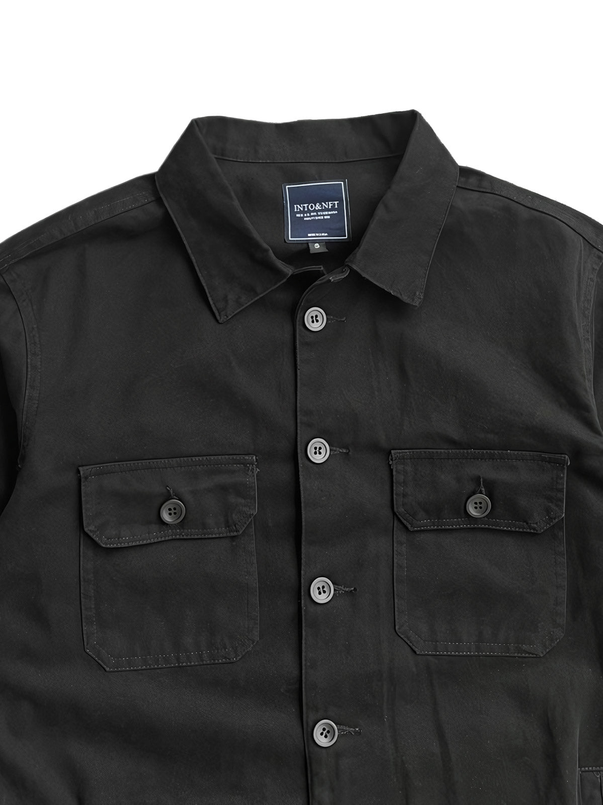 製品画像: コットン100%のウォッシュ加工多ポケットワークジャケット正面ビュー。厚手の生地と、実用性の高い多ポケットデザインが特徴で、秋冬の保温性を提供。
詳細画像: ワークジャケットのディテール特写。耐久性を高めるためのウォッシュ加工生地と、便利な多ポケットデザインがはっきりと見える。