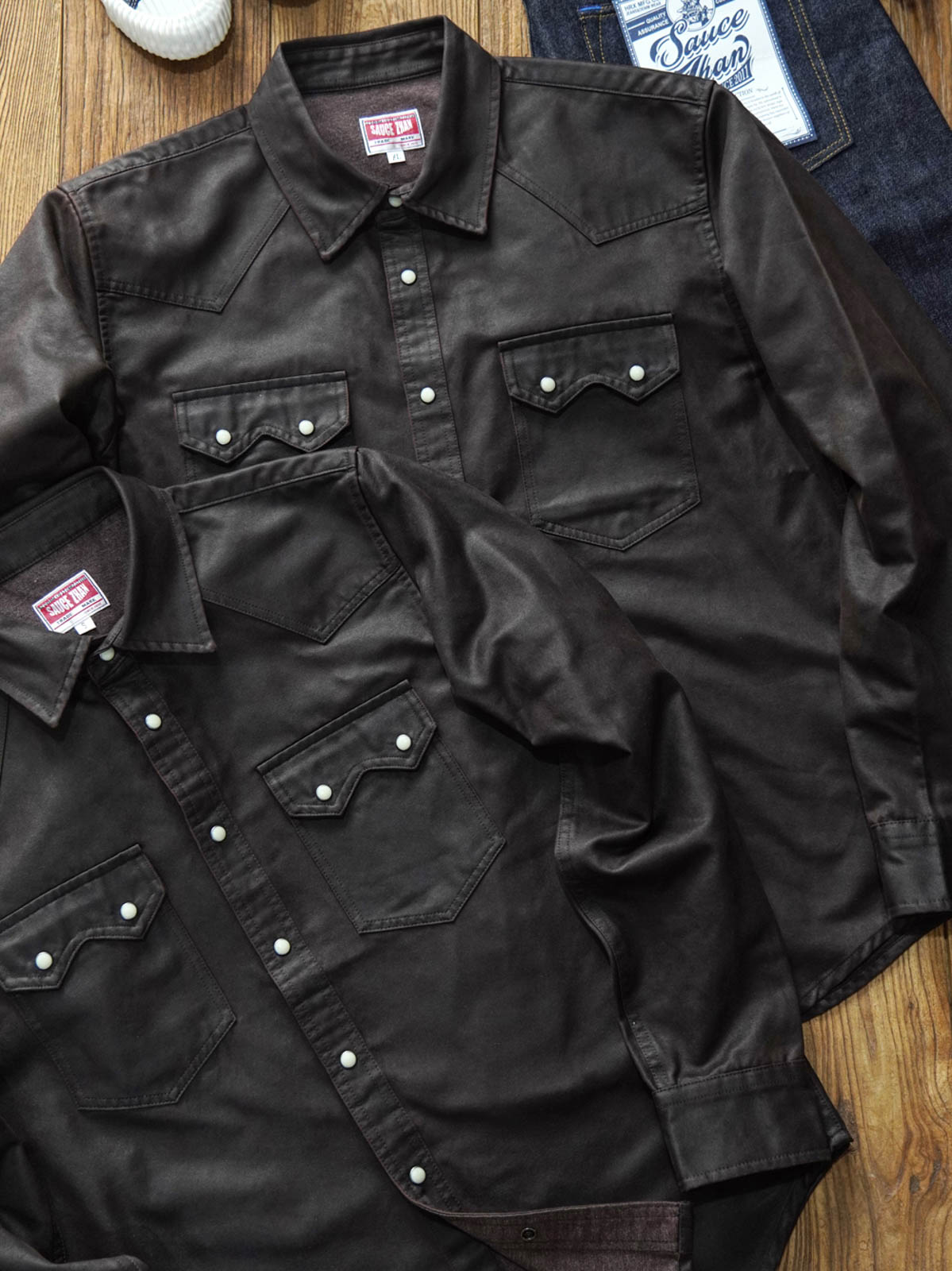 製品画像: フェイクオイルワックス加工 ウエスタン風 デニムシャツ正面
詳細画像: 襟元のダメージ加工とチェーンステッチのディテール