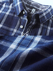 製品画像: アメカジヴィンテージ風の100%コットンフランネルチェックシャツ全体画像
詳細画像: クラシックな小襟デザインと対称的なフラップ付きボタンポケットのディテール画像