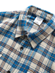 製品画像: オールマイティ フランネルチェック柄長袖シャツの平置き画像
詳細画像: フランネルチェックシャツの柔らかな生地とクラシックなチェック柄のディテール