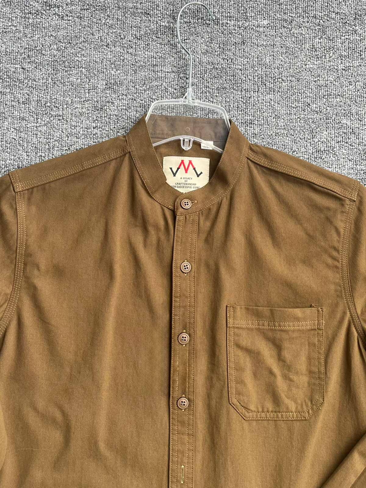 詳細画像: シャツの立襟デザインと片側ポケットの詳細画像