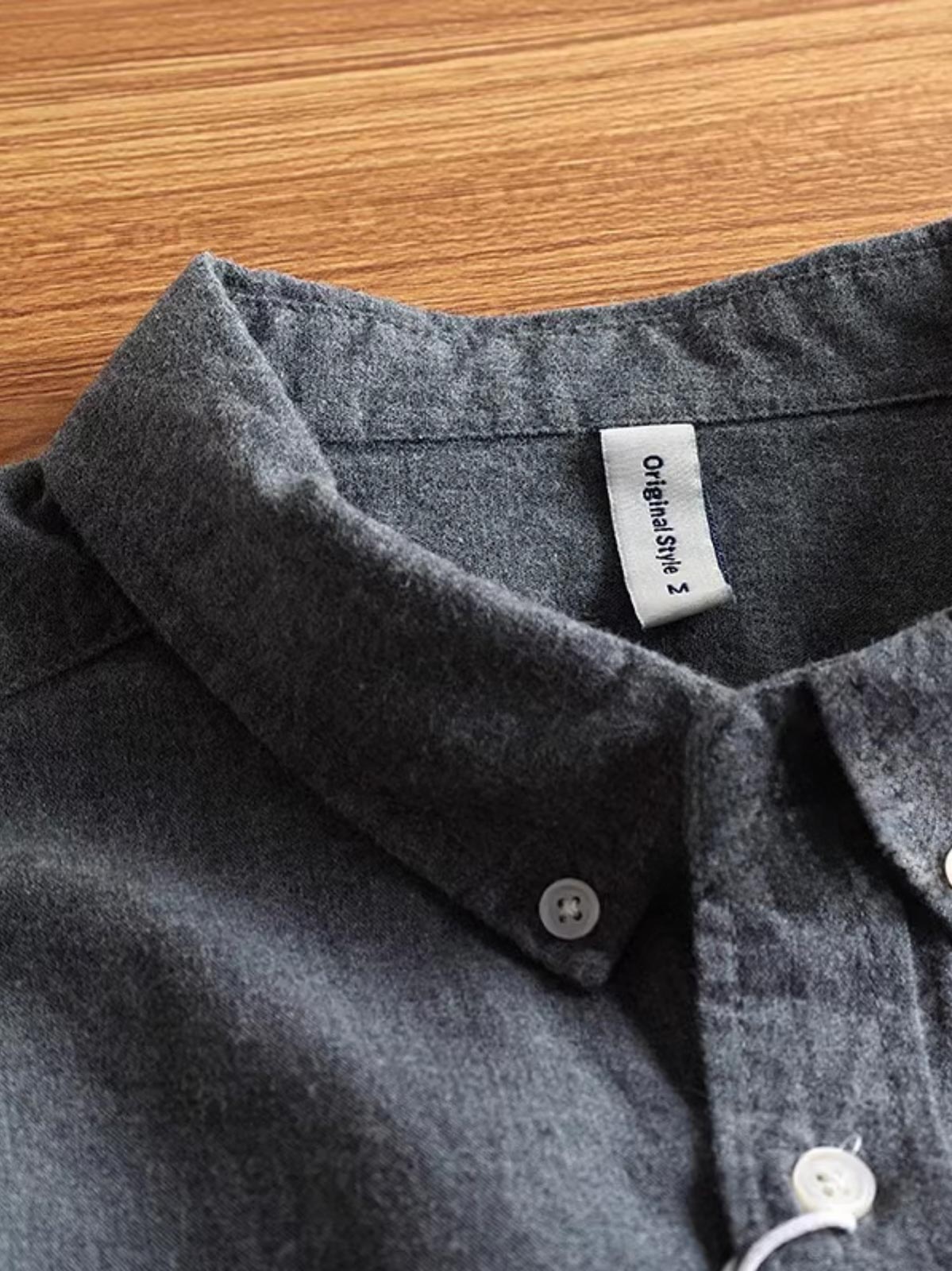 詳細画像: ウォッシュドブロンズ加工された生地と片側ポケットのディテール