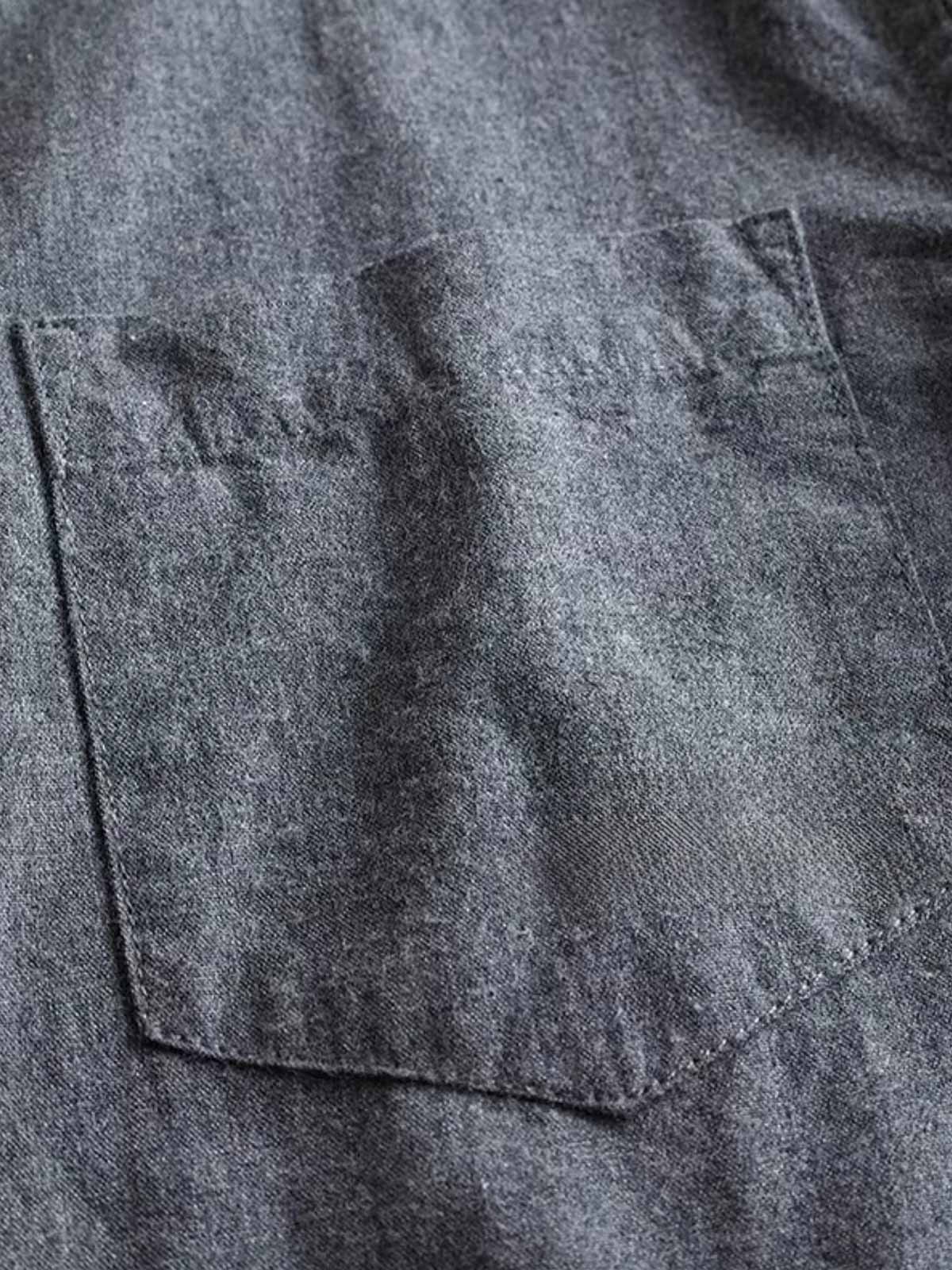 詳細画像: ウォッシュドブロンズ加工された生地と片側ポケットのディテール