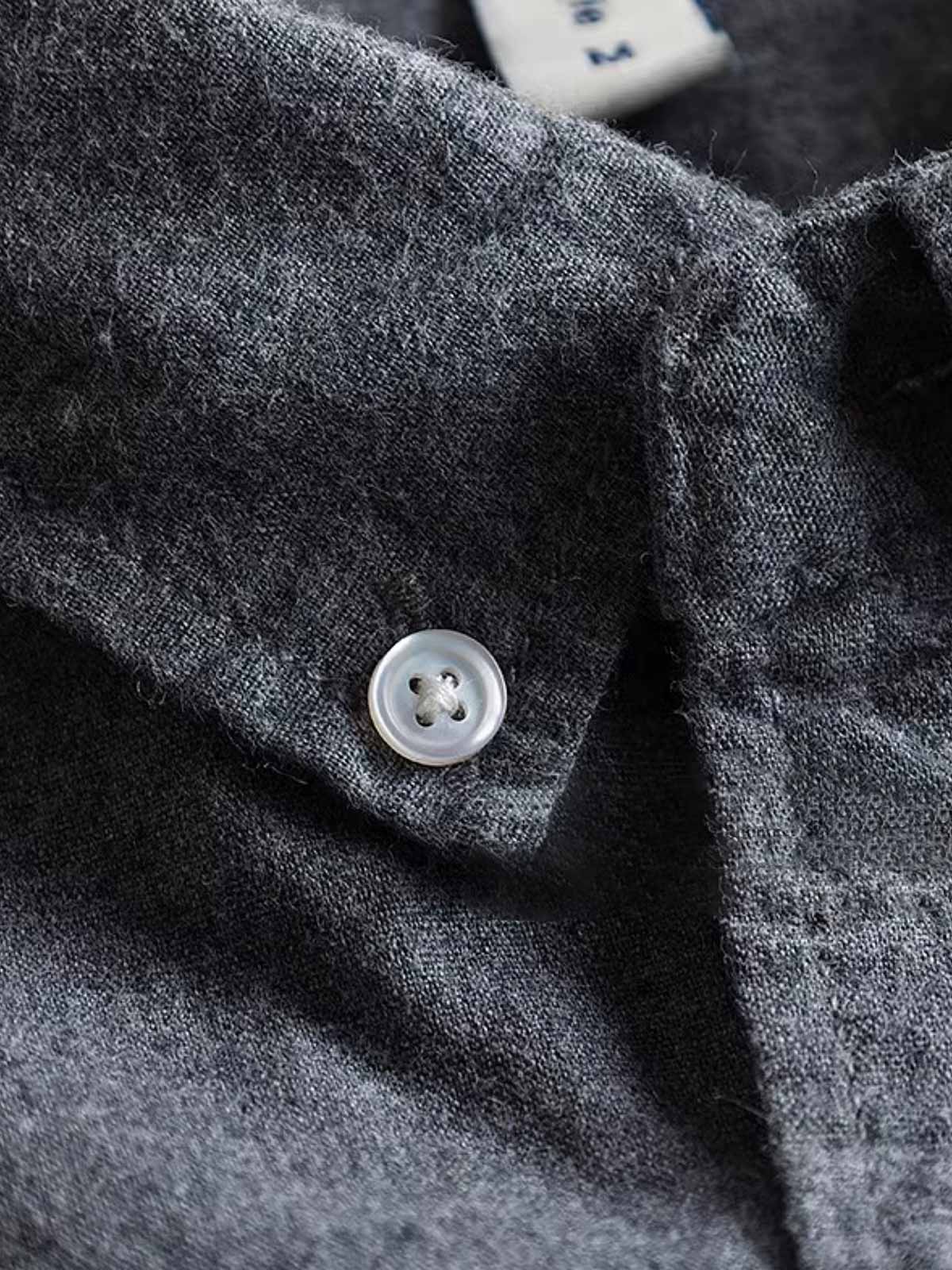 詳細画像: ウォッシュドブロンズ加工された生地と片側ポケットのディテール