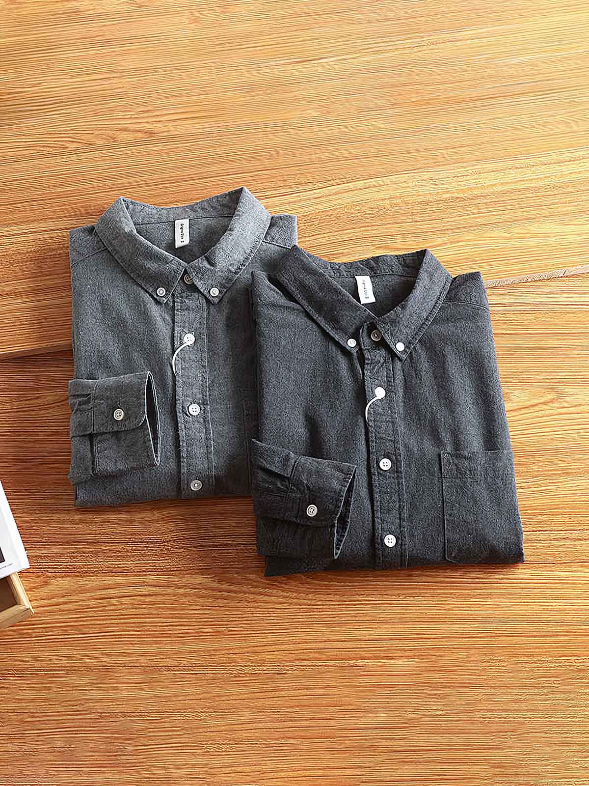 詳細画像: ウォッシュドブロンズ加工された生地と片側ポケットのディテール