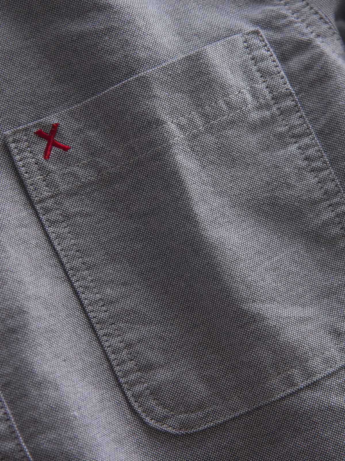 製品画像: パッチワークデザインが施されたオックスフォードシャツの正面全体展示。