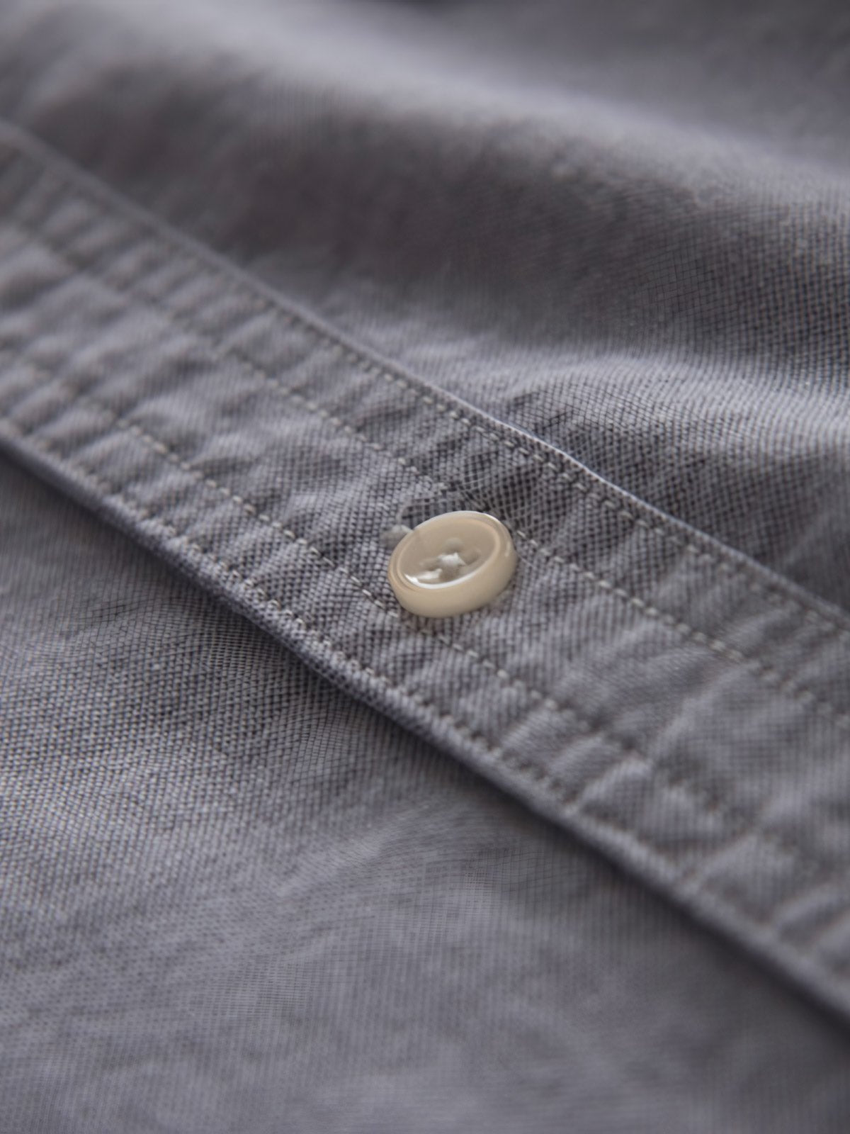 製品画像: パッチワークデザインが施されたオックスフォードシャツの正面全体展示。
詳細画像: パッチワークのディテール、縫い目や素材感を強調したクローズアップ。