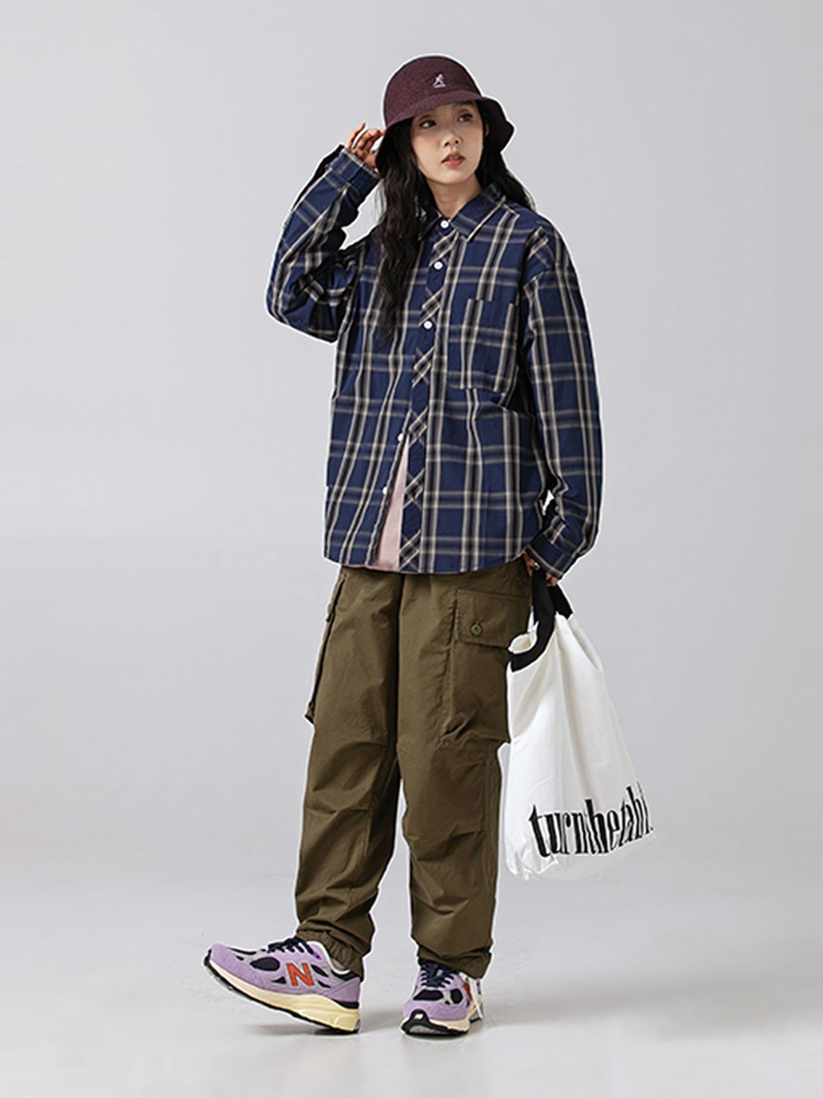 モデル画像: クラシックチェックワークシャツを着用したモデルのスタイリング画像