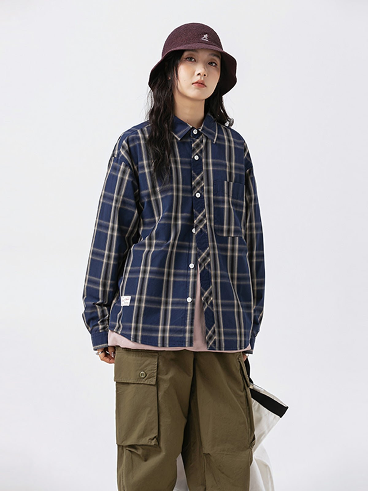 モデル画像: クラシックチェックワークシャツを着用したモデルのスタイリング画像