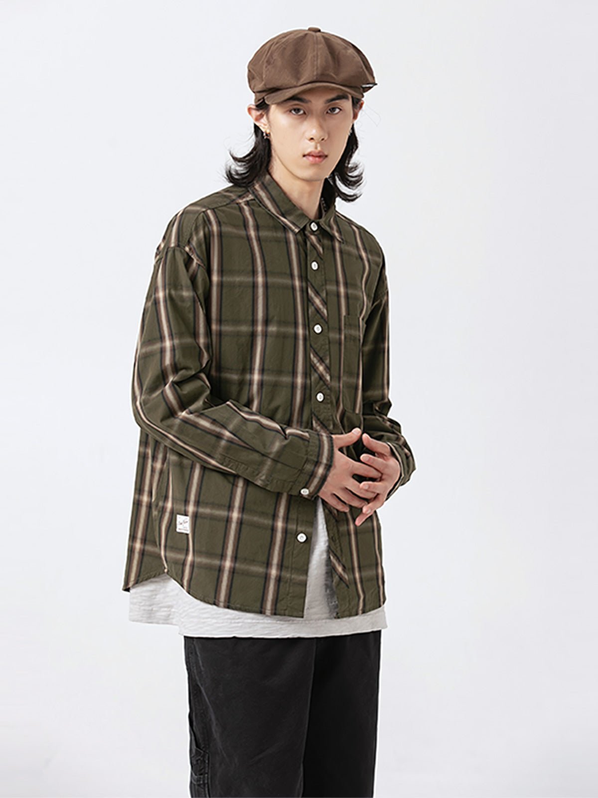 モデル画像: クラシックチェックワークシャツを着用したモデルのスタイリング画像