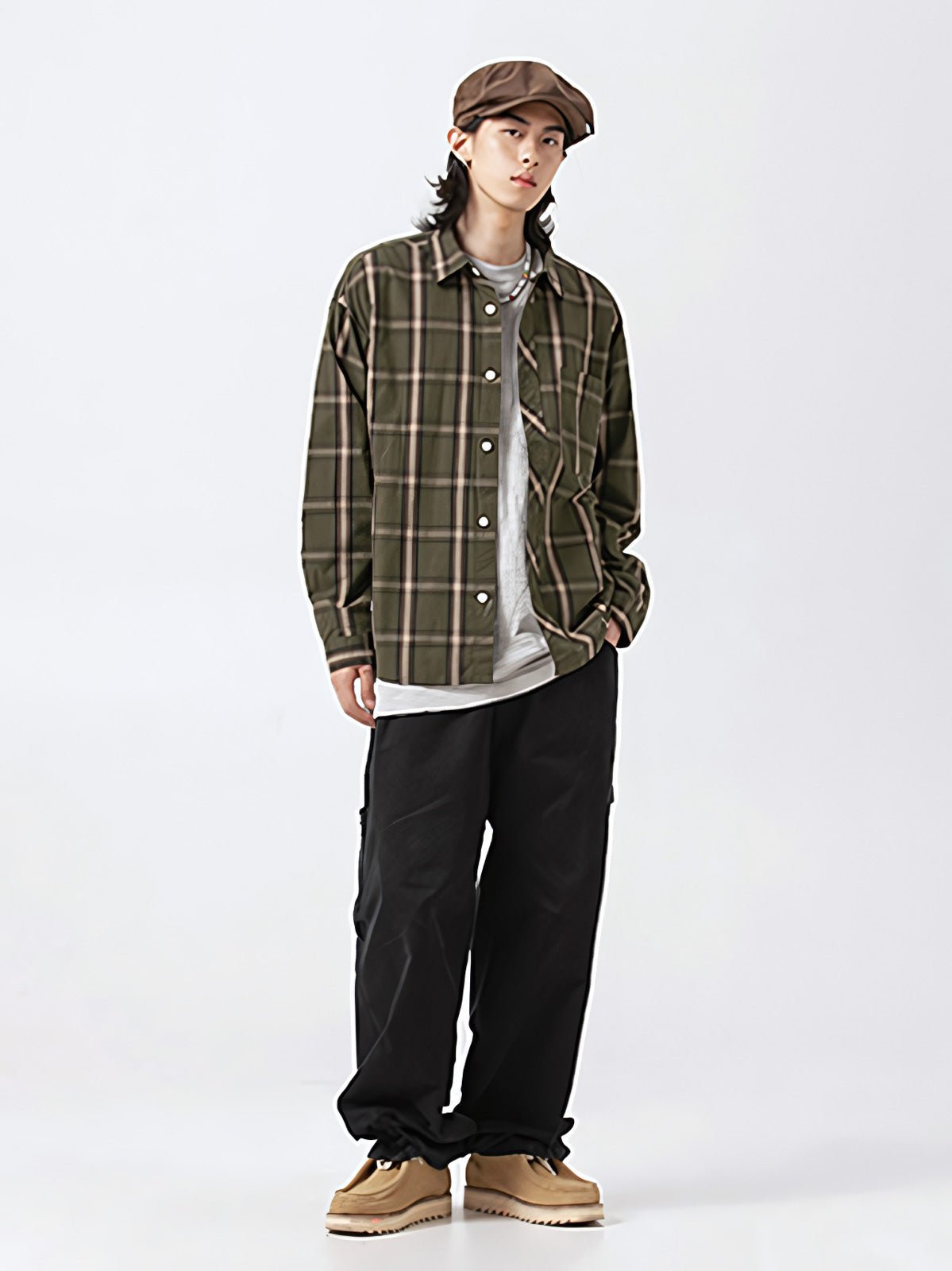 モデル画像: クラシックチェックワークシャツを着用したモデルのスタイリング画像