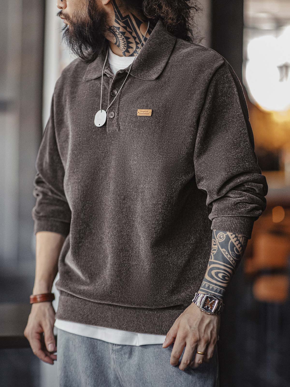 モデルが着用するインクグリーンのシェニールポロシャツ