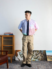 モデルがカラーブロックシャツを着用し、日常のカジュアルながらスタイリッシュな装いを披露しています。