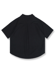 クラシックなクルーネックプルオーバーシャツの全体図