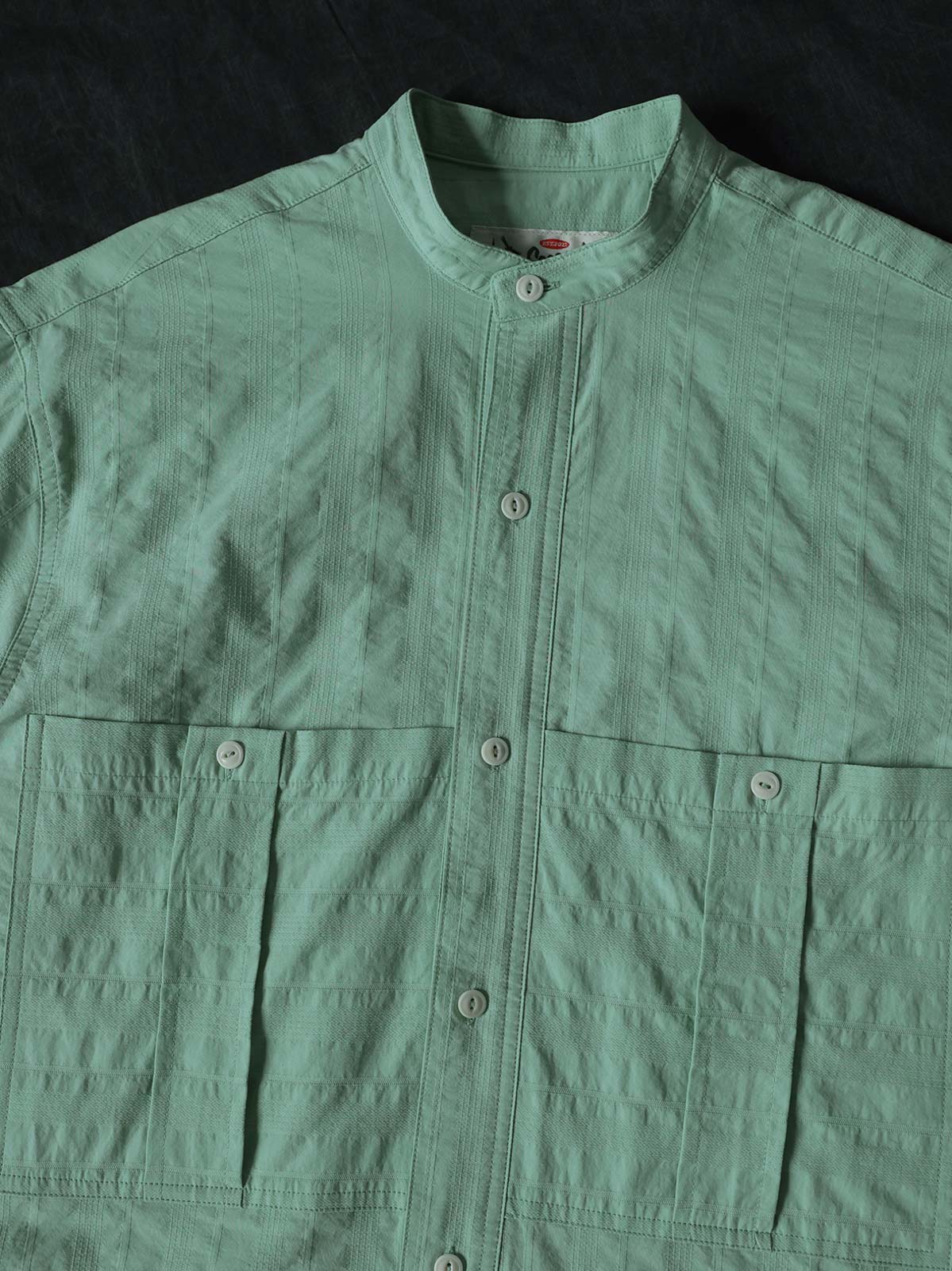 シャツのフロントにある大きなアコーディオンポケットの詳細