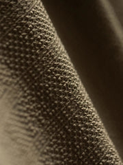 シワ感のある生地とアーチ型の竹製ボタンの詳細展示