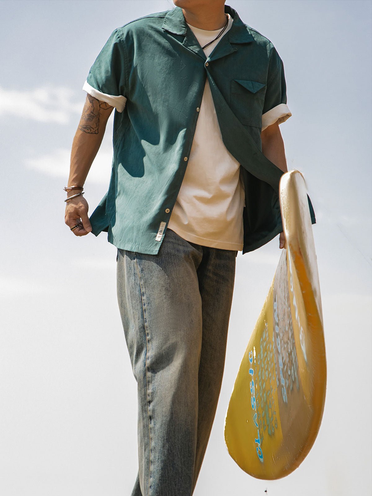 モデル画像：モデルがジャングルの法則ブラックパンサー刺繍キューバシャツを着用した図