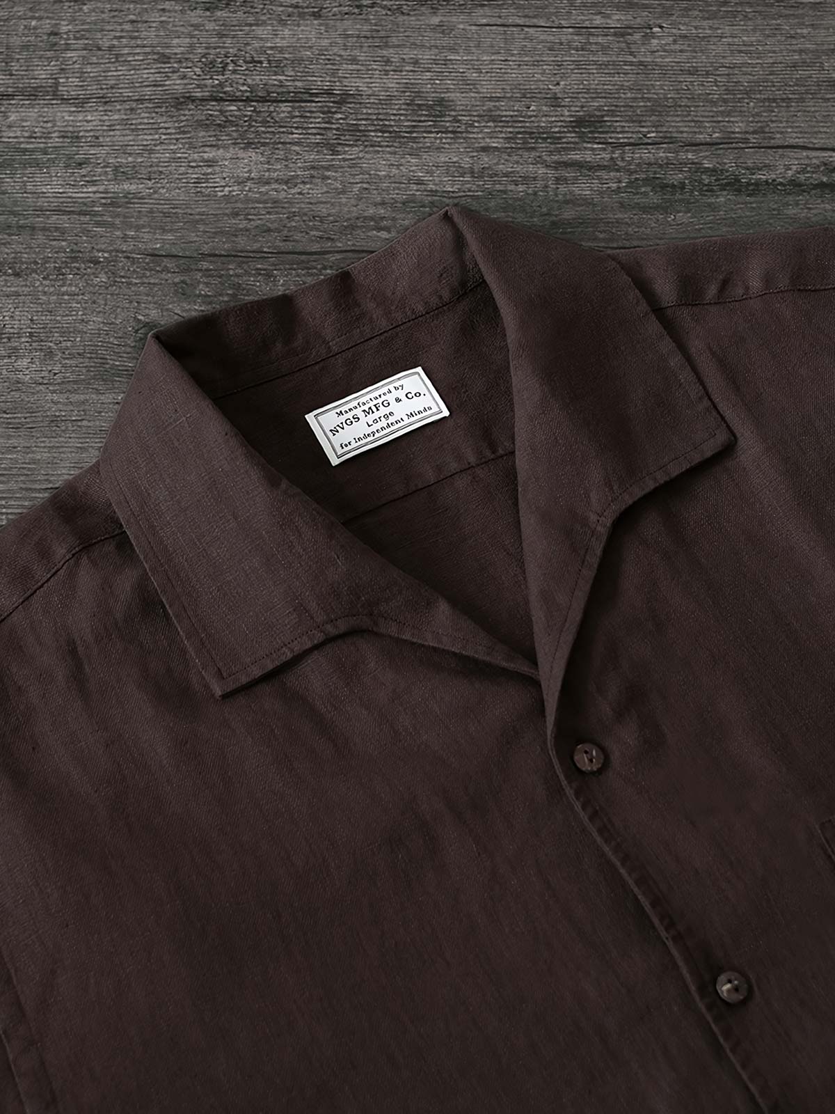 スラックスの高ウエストデザインとディテール