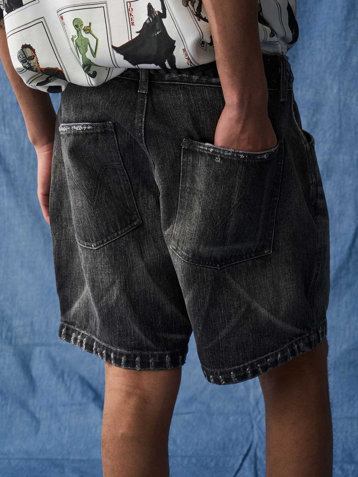 モデルが着用したウォッシュデニムショーツ