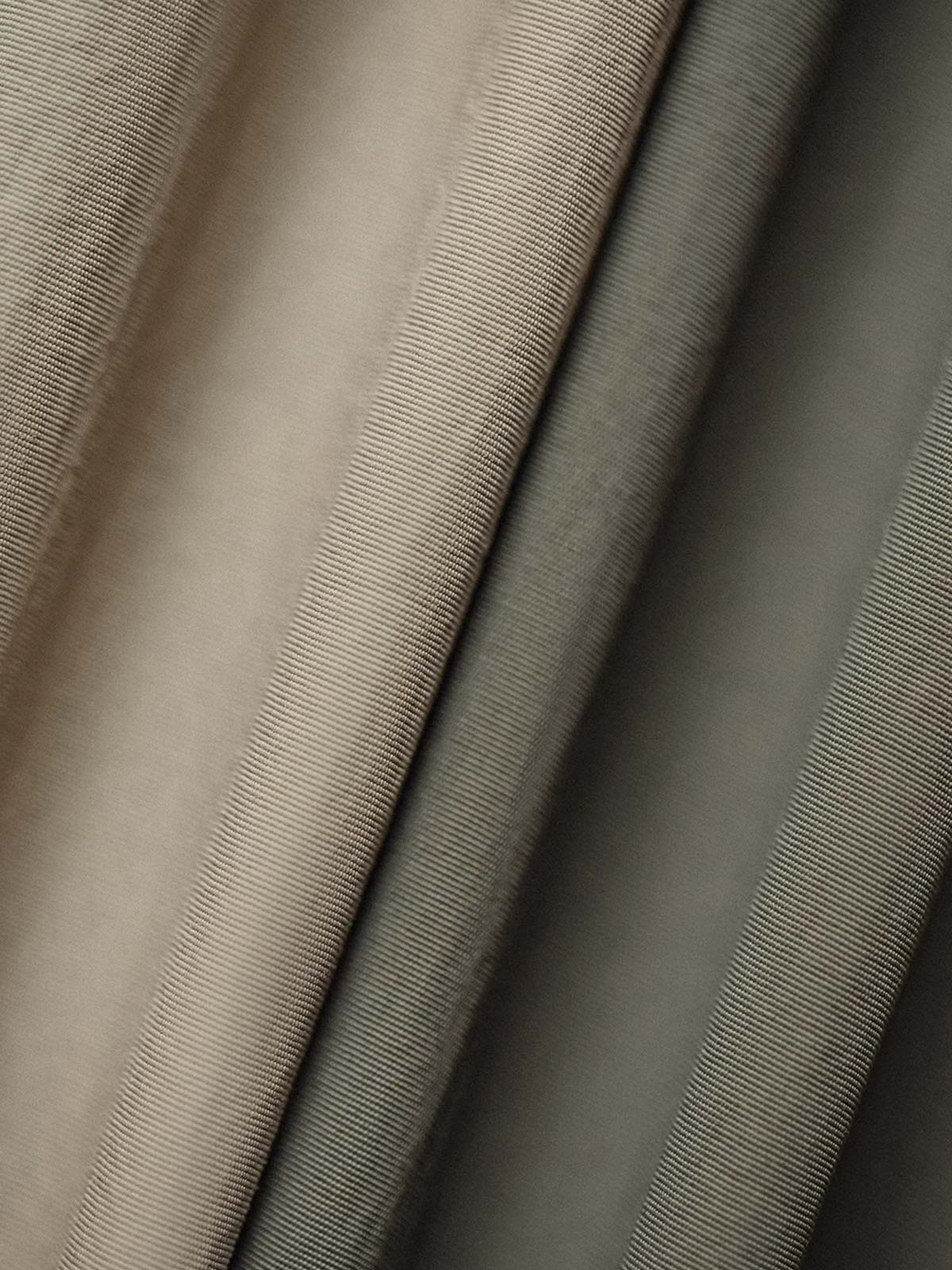 ショーツの多ポケットデザインとパンツ裾の伸縮性ドローコードのクローズアップ