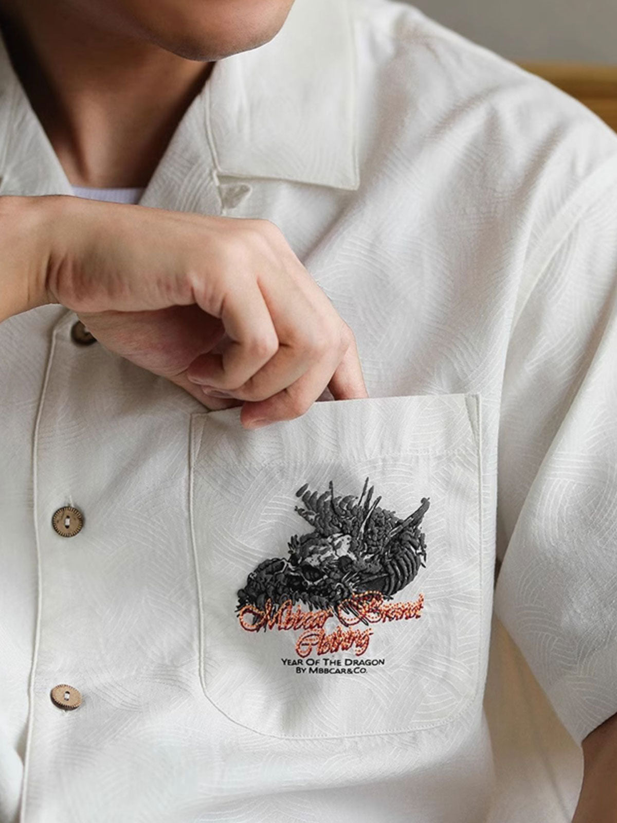 スカルとドラゴン刺繍が施された半袖キューバンスタイルシャツ。