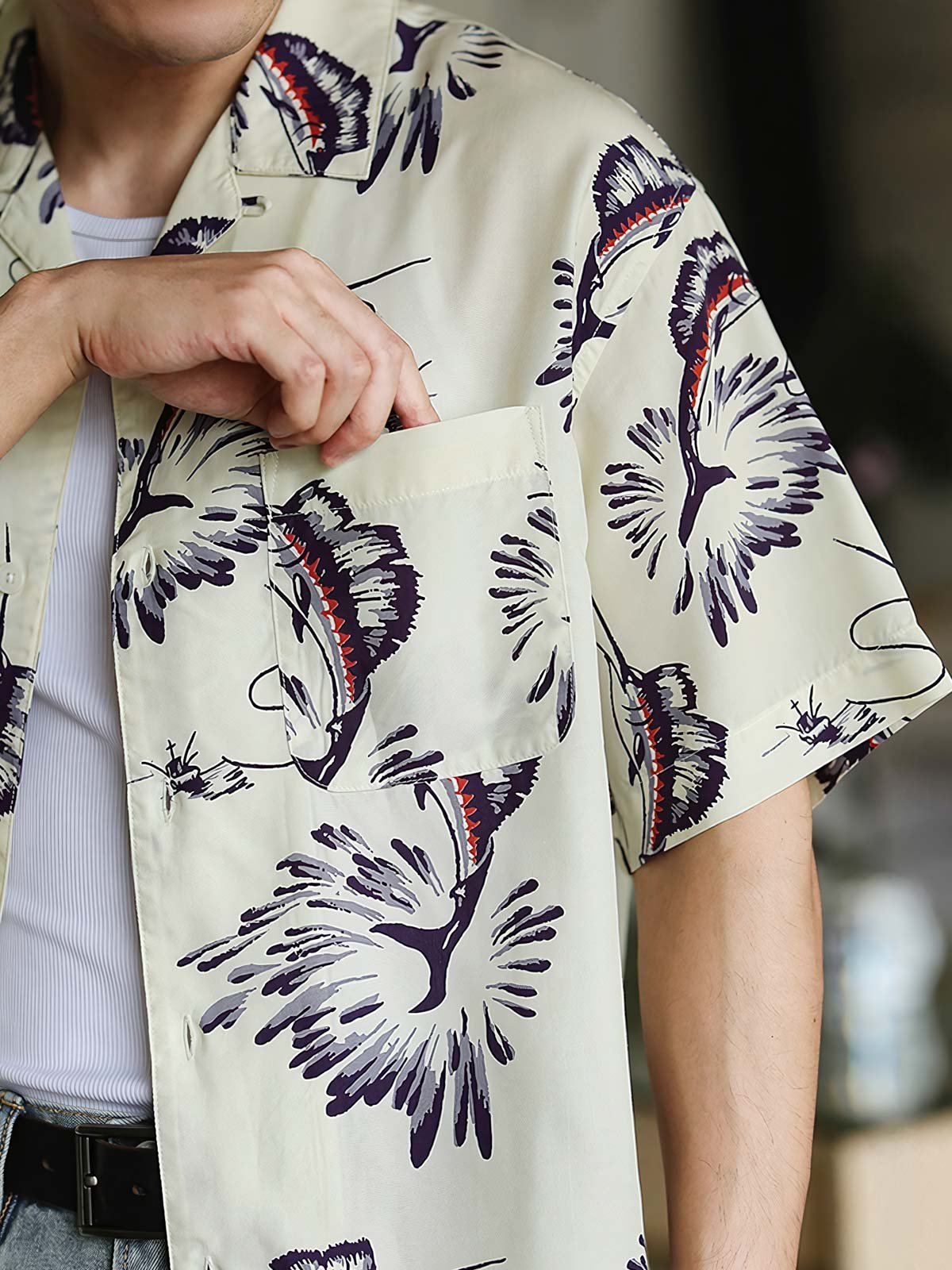 カジキプリントのハワイアン半袖シャツ、キューバンカラーとリラックスフィットでデザインされています。