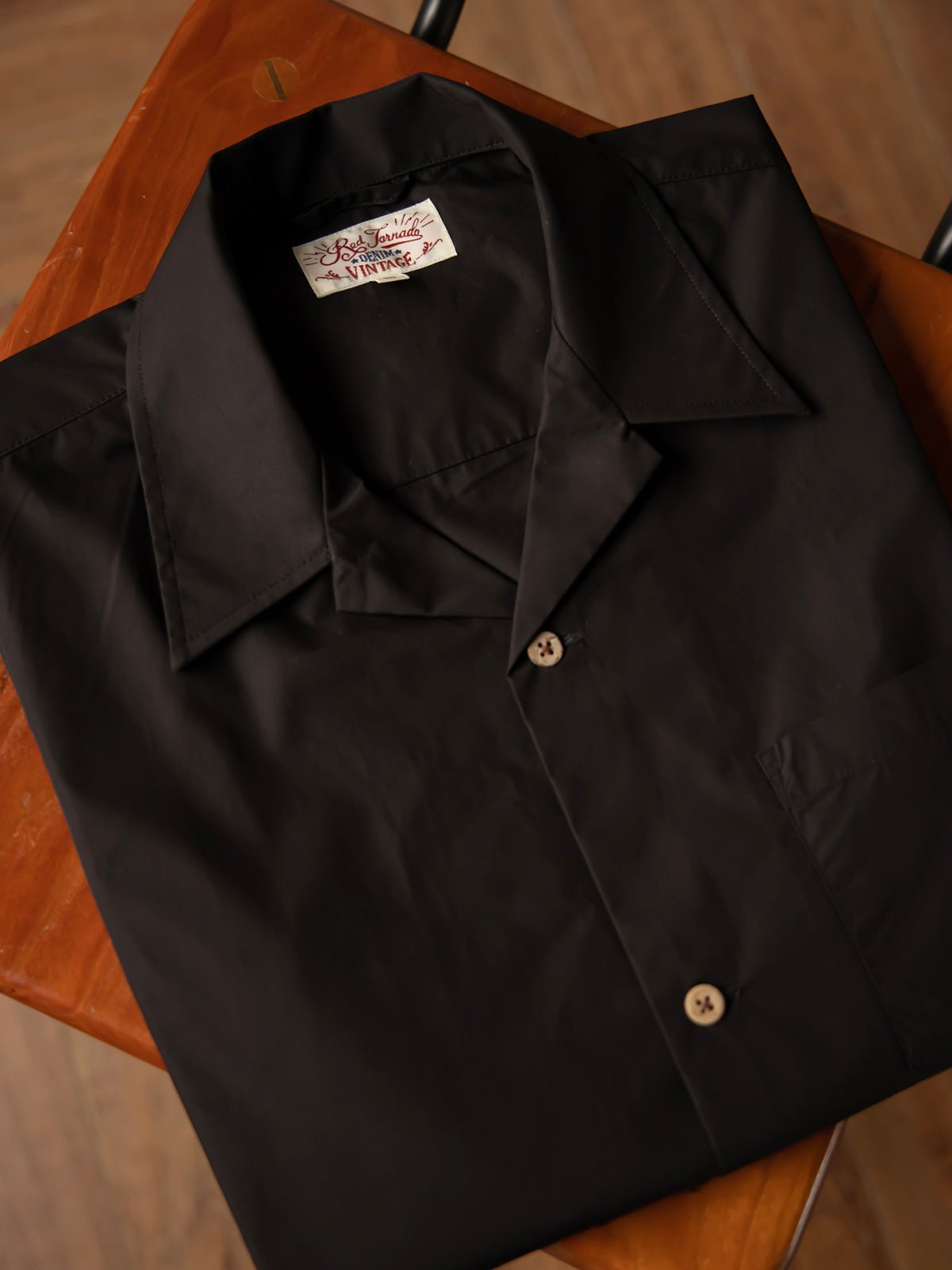 クラシックキューバカラーシャツのフロントビュー。鮮やかなレッド色、キューバカラーと胸ポケットが特徴的。