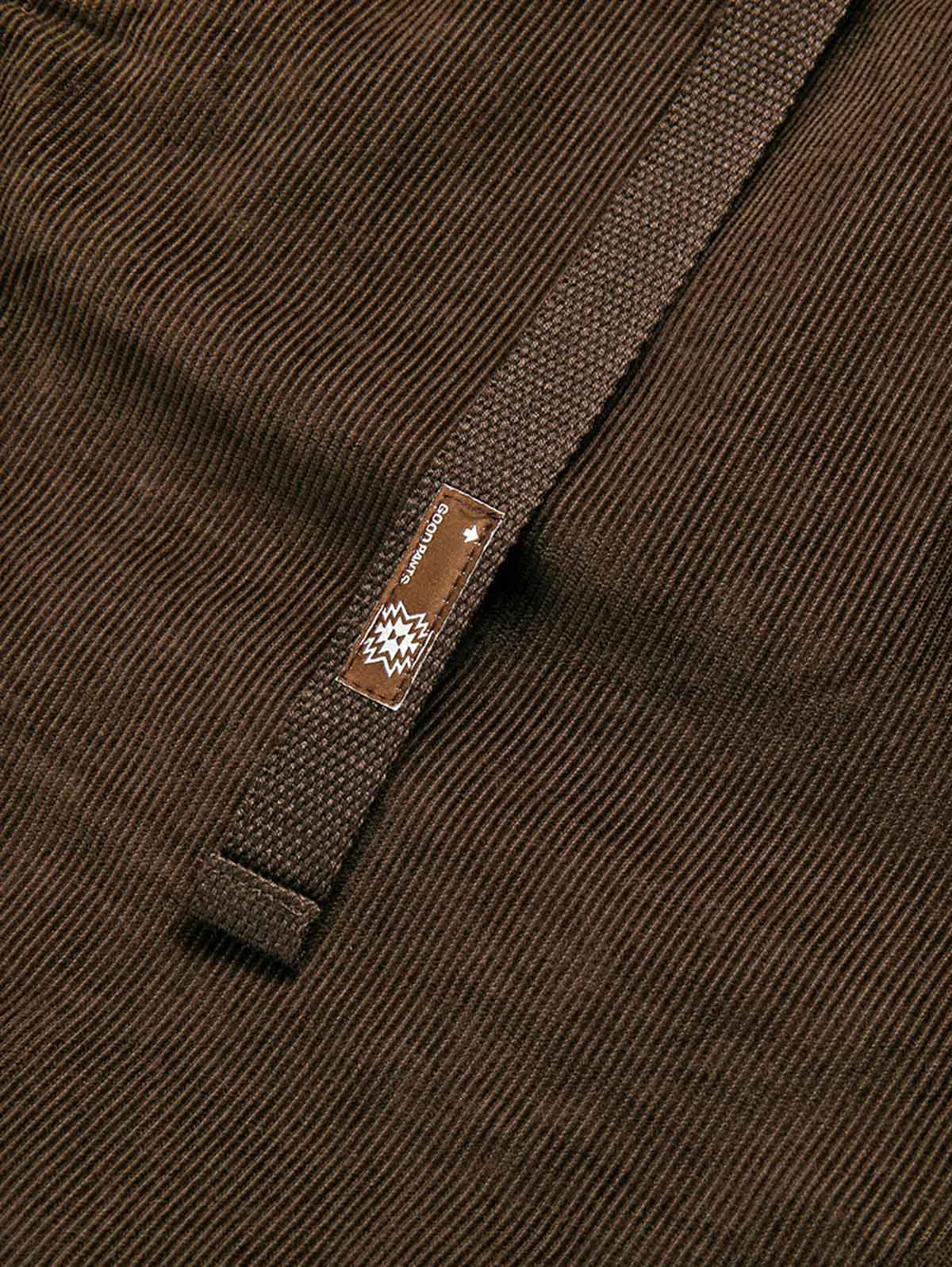 コーデュロイ素材の細畝とコントラスト配色のバックポケットのディテールクローズアップ