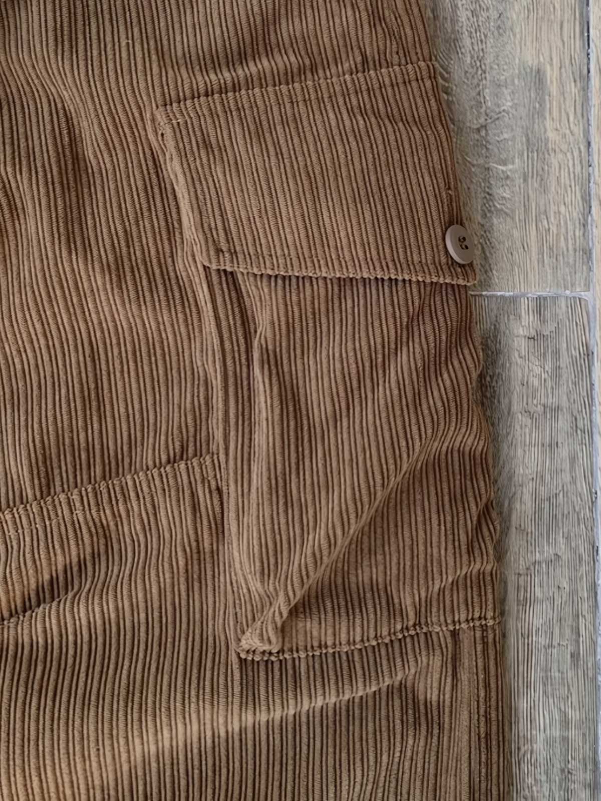多ポケットデザインとコーデュロイ素材のディテール