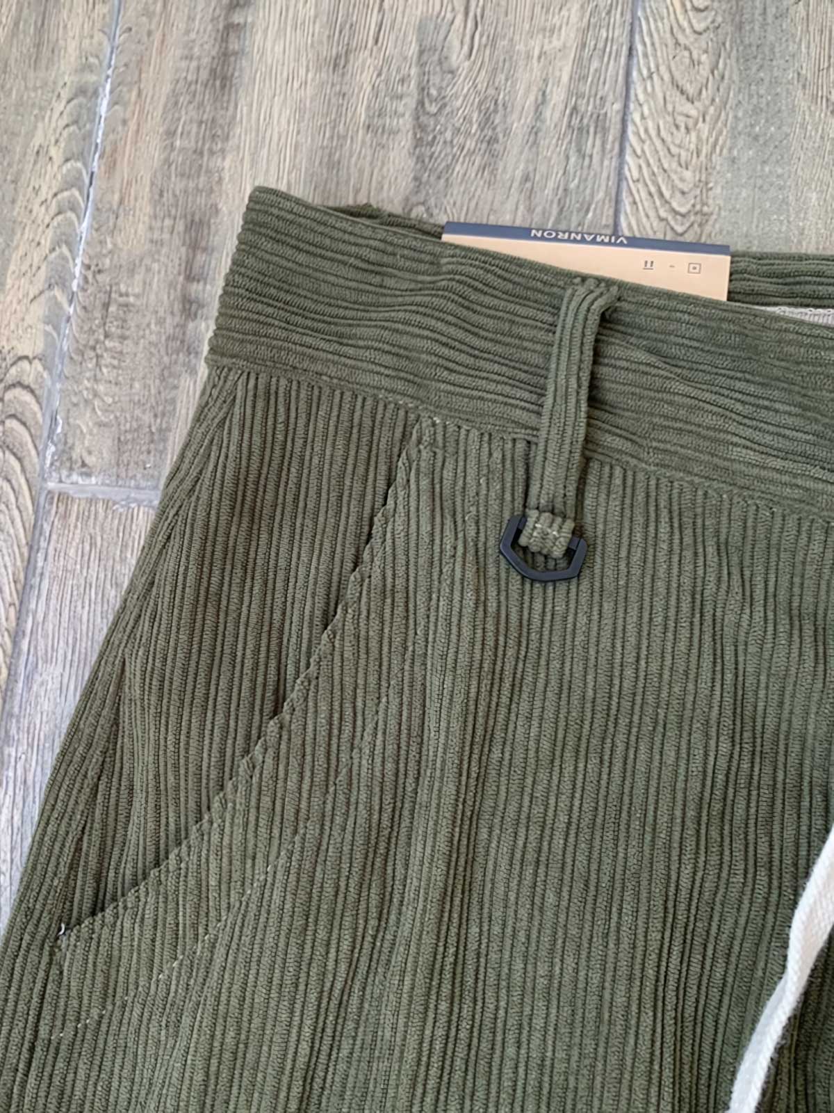 多ポケットデザインとコーデュロイ素材のディテール