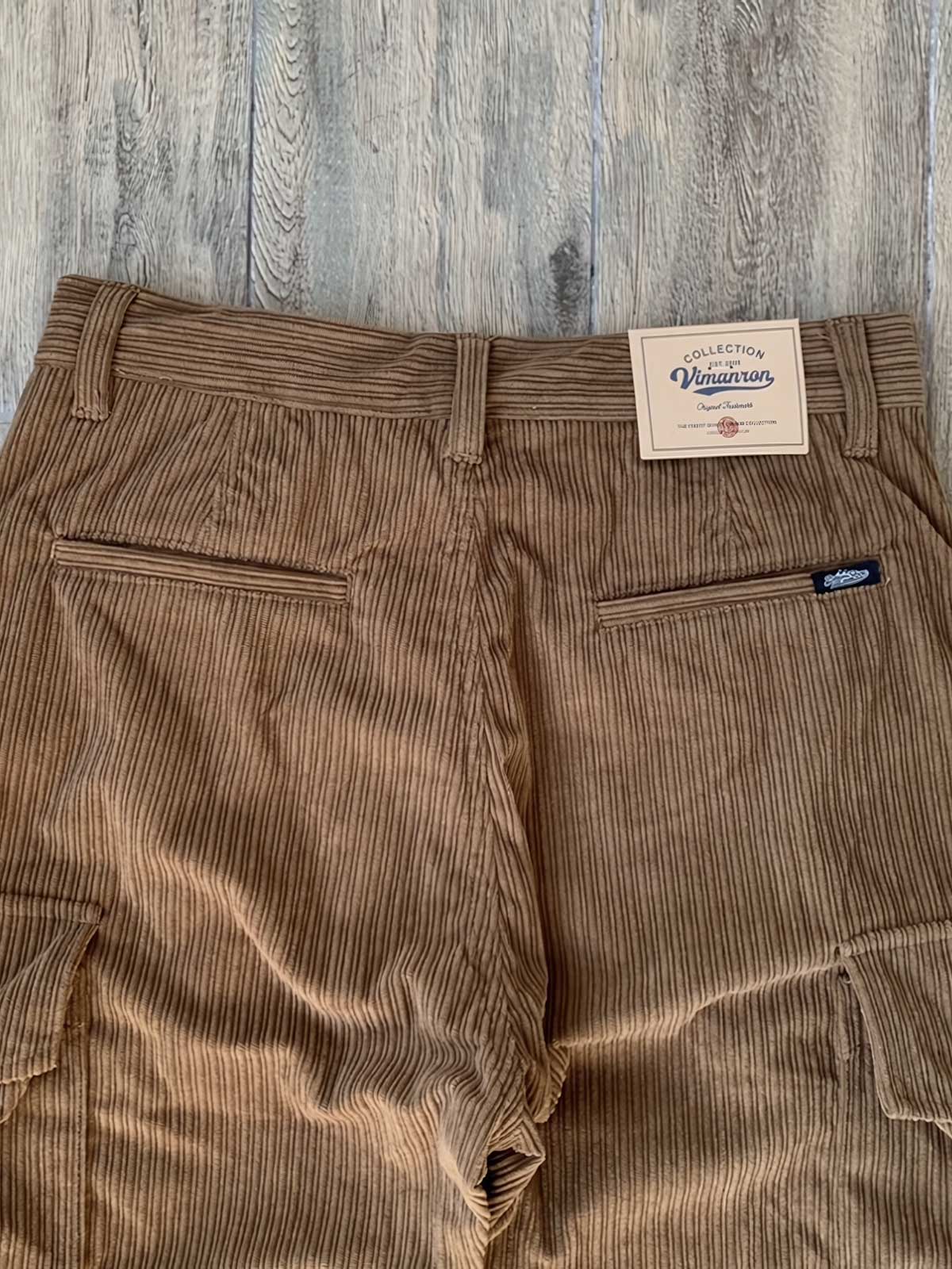 多ポケットデザインとコーデュロイ素材のディテール