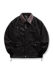 製品画像: カーキとブラックのスエード調ハンティングジャケットのカラーバリエーション
詳細画像: 襟とフラップポケットのワーク風ディテール特写