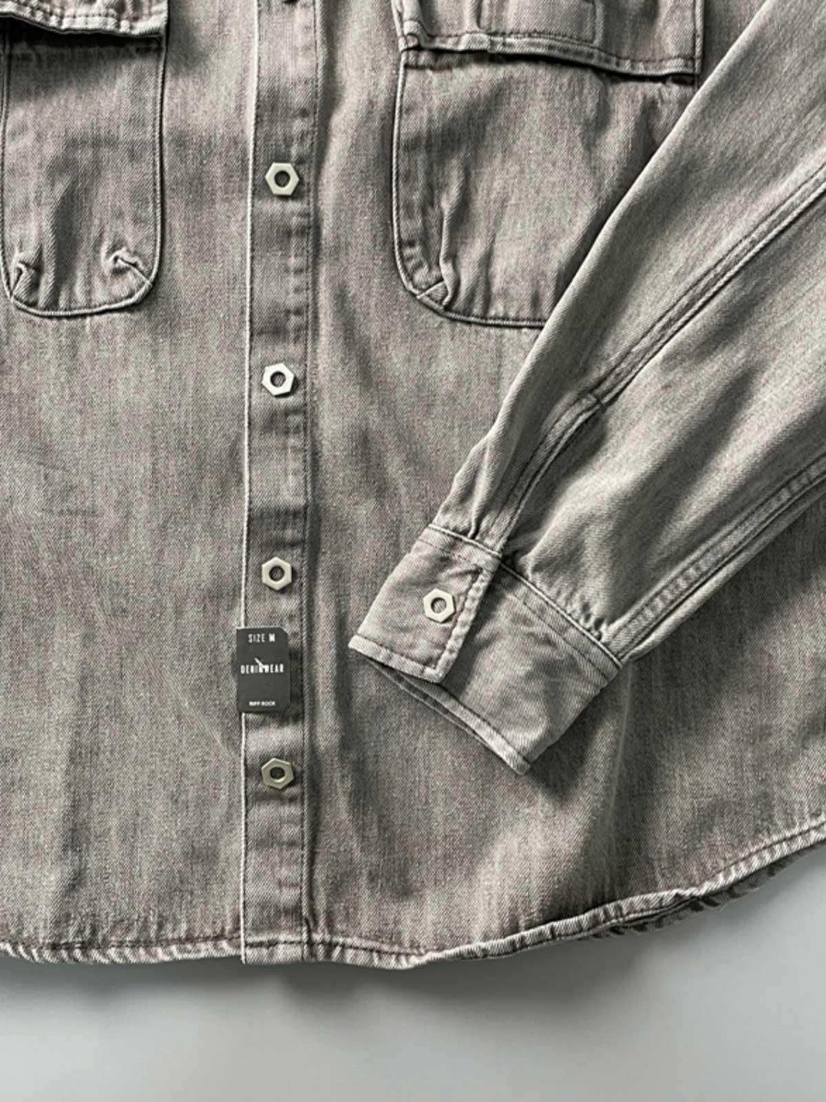 製品画像: アメリカンヴィンテージダブルポケットデニムシャツの全体展示 詳細画像: ダブルポケットデザインとウォッシュ加工されたデニムのディテール