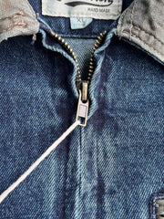 製品画像: ヘビーデューティウォッシュドヴィンテージデニムジャケットの正面図
詳細画像: 雪花フラップカラーとポケットのディテール