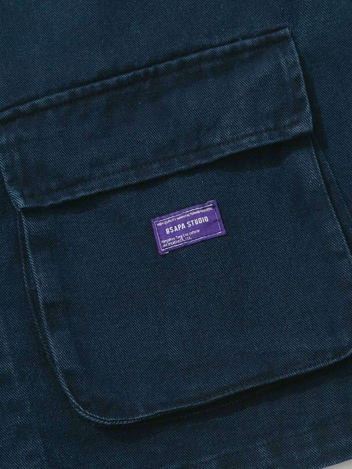 大容量ポケットとサンドウォッシュ藍染め加工のディテール