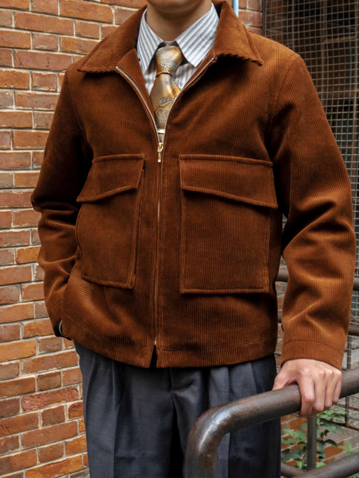 モデルがコーデュロイジャケットを着用し、優れた保温効果とファッション性を表現。